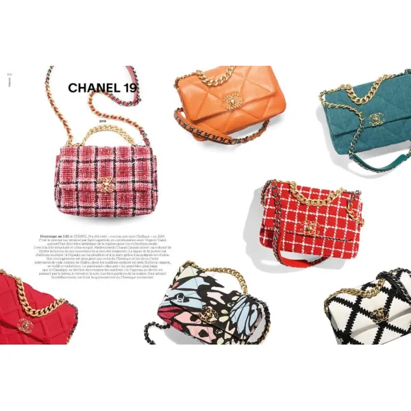 The Handbag Book: 400 Designer Bags That Changed Fashion